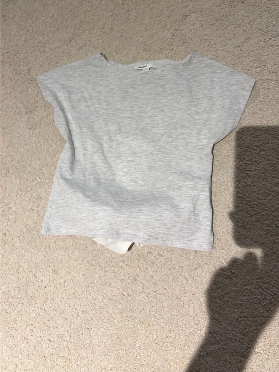 Ljusgrå topp med öppet rygg och knyt bak