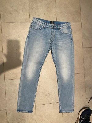 Ljusblå jeans från Neuw - Säljer ett par riktigt snygga jeans från Neuw med en fin tvätt. Jeansen är i mycket bra skick och det finns inga defekter. Bara att skriva vid frågor!💪W33, L32