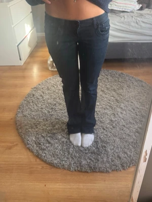 Mörkblå bootcut jeans från LTB - Snygga mörkblå bootcut jeans från LTB med klassiska fem fickor och låg midja. Jeansen har en stilren tvätt och är tillverkade i ett mjukt denimtyg som sitter skönt. Perfekta till en avslappnad look.