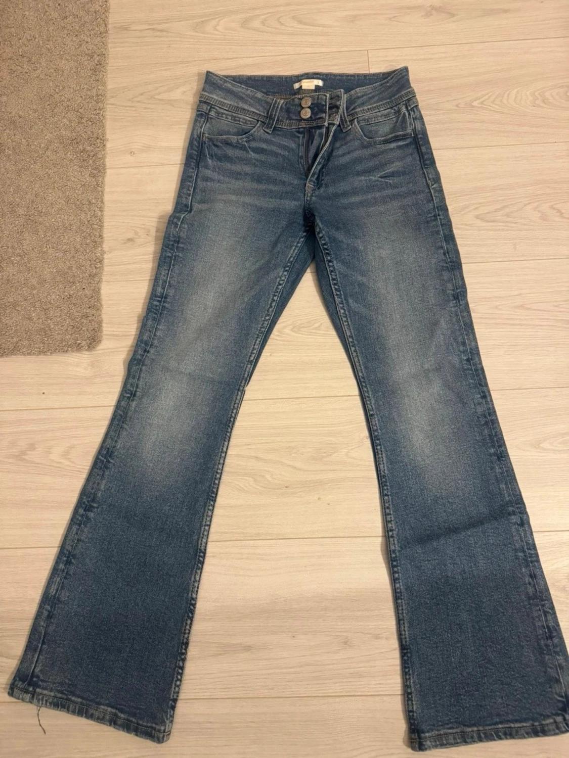 Blå bootcut jeans  - 1