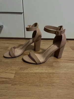 Klackar  - Beige klackar i riktigt fint skick! Lite slitna på undersidan men resten är fint, bild finns på spännet över fotleden som inte har några veck eller liknande. De är stl 37 men för mig som har stl 37 i alla skor annars var de för stora så skulle säga 38/39, jag kan ge ut mått vid förfrågan! Sista bilden ser man klackarna med en matchande väska (inte ett set) som jag också säljer i min profil. 