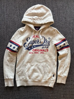 Superdry hoodie (American-sjukt sällsynt) - Säljer en sällsynt och eftertraktad Superdry hoodie skick 9/10 | st S passar även xs | passar perfekt nu till våren | Obs jag kan gå ner i pris vid snabb affär, vid eventuella frågor hör av er 😊🙌 