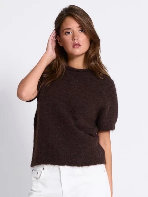 Brun stickad t-shirt 🥰 - Slutsåld på lager 157 ”Amelie” brun stickad T-shirt. Köpt buss och använd ett fåtal gånger men passade inte mig i storleken. Skriv för fler bilder eller kolla på lager 157:s hemsida. Skickar så snabbt som möjligt! 