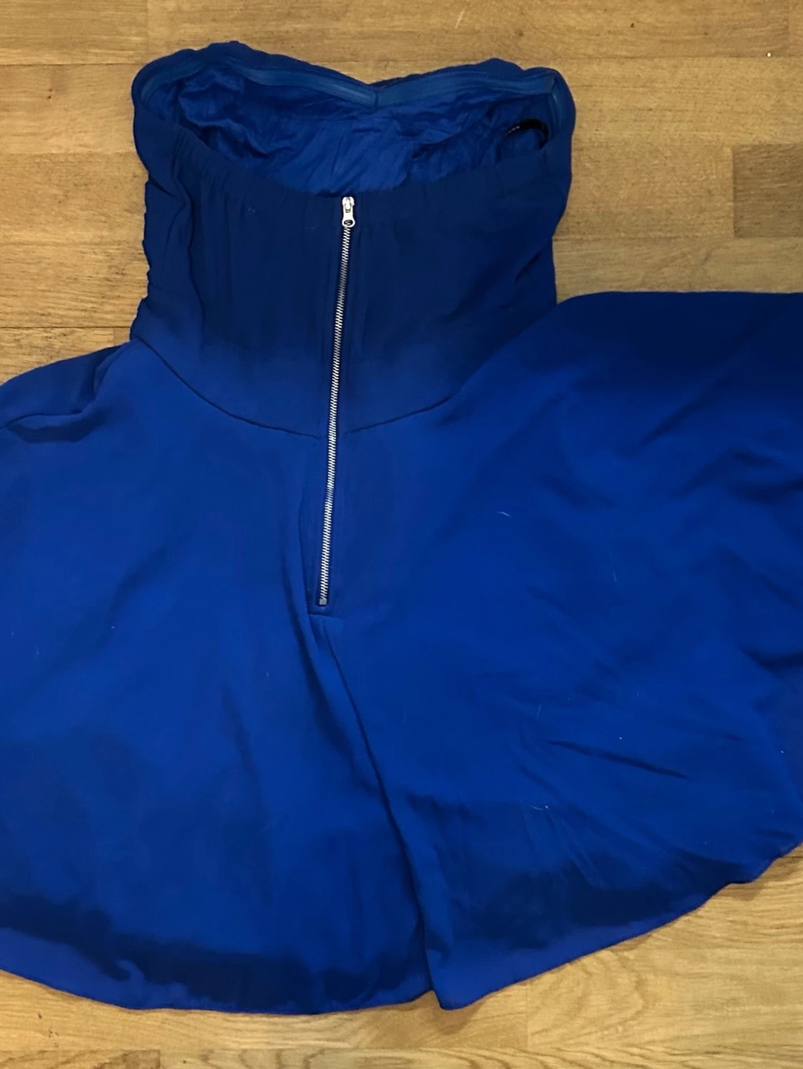 Blå axelbandslös kort klänning - 2