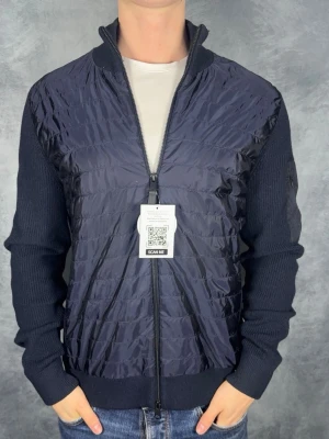 J. Lindeberg Cardigan Jacka - Skick: 8/10. | Ingår: Endast jackan. | Nypris: +- 4000 SEK. | Modellen är 183cm och väger ~ 70kg