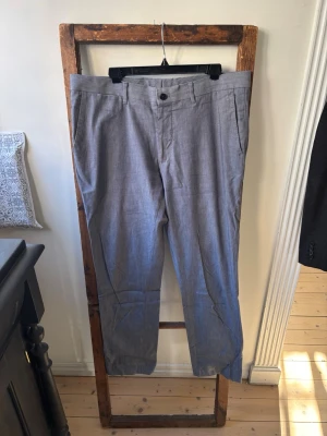 Riley grå kostymbyxor med klassisk passform - Gråa kostymbyxor i modellen Shelby.  Nypris 1000kr Innerbenslängd: 84  Midja rakt över: 46.5 Knappt använda. 