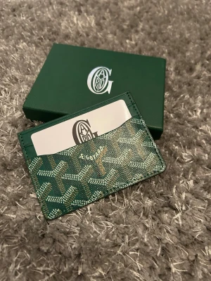 Grön plånbok  - Nu säljer jag denna stilena gröna plånboken. Har aldrig använts OBS lådan ingår ej