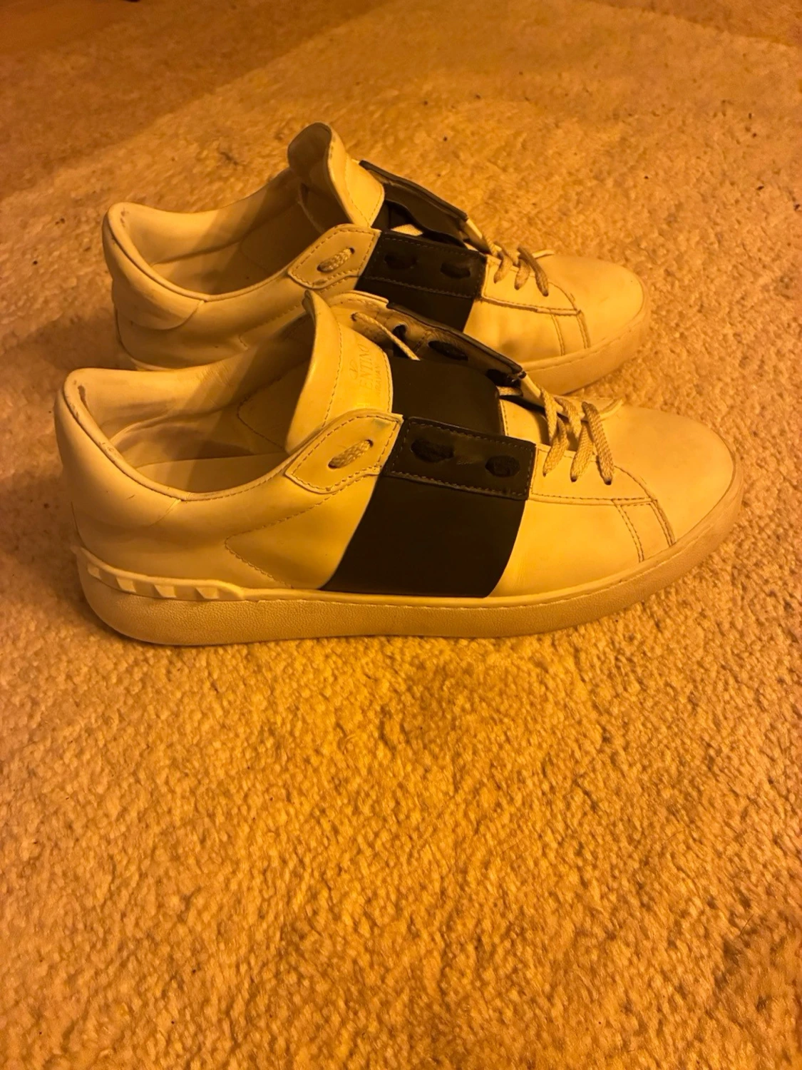 Vita sneakers med svart detalj - 1