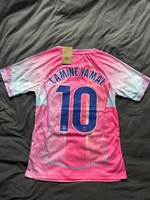 Lamine yamal rosa  - Säljer denna rosa lamine yamal limited edition tröjan. Skicket är 10/10 med tagsen kvar. Skriv vid fler frågor eller bilder