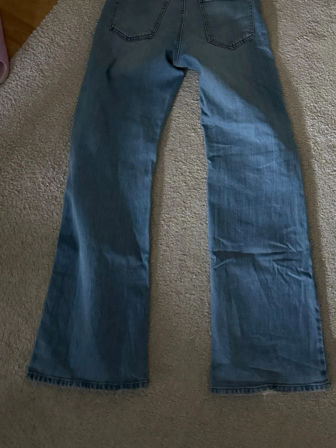 Blåa vida jeans med slitningar - 3