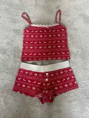 Röd julig pyjamas - Jul pyjamas sett  ifrån Gina tricot i storlek 134/146 super bra skick. Använd ett få tal gånger 