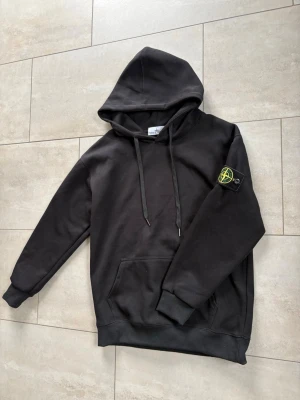 Stone island hoodie  - Stone island hoodie, knappt använd.  Skickas inom 24 h 