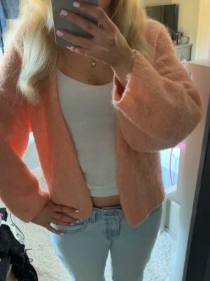 Korall stickad Lindex kofta - Superfin och trendig korallfärgad stickad kofta från Lindex, använd 1-2 gånger. Perfekt nu i vår och sommar. Pris kan diskuteras💗