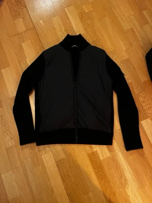 J.lindeberg Cardigan-jacka - Säljer nu en riktigt fet Cardigan-jacka från J.lindeberg, storlek M. Jackan är endast använd 5 gånger så den är i nyskick! Nypris för denna ligger på 3300kr, mitt pris är 1450. Priset är absolut diskuterbart😊 Skriv gärna vid fler frågor 😊