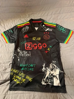 Ajax x Bob Marley svart matchtröja - Tjabba, säljer en helt sjukt snygg detaljrik Ajax/Bob Marley🍃 fotbollströja. Bra passform om du t.ex vill att dina biceps ska poppa till sommaren. 🚨OBS! Har tagit av tagsen🚨 Tveka inte att skriva vid fundering eller för fler bilder/Felkannn