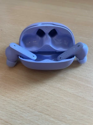 Lila JBL tune beam in ear hörlurar - Lila JBL tune beam hörlurar som inte använts så mycket, kommer med allt som kom med i original förpackning.