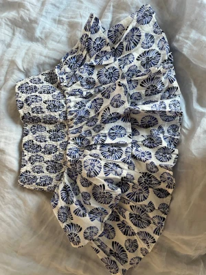 Blåvita blommiga shorts med resår - Kjol med snäckor på. Passar på större även om storleken är mindre 