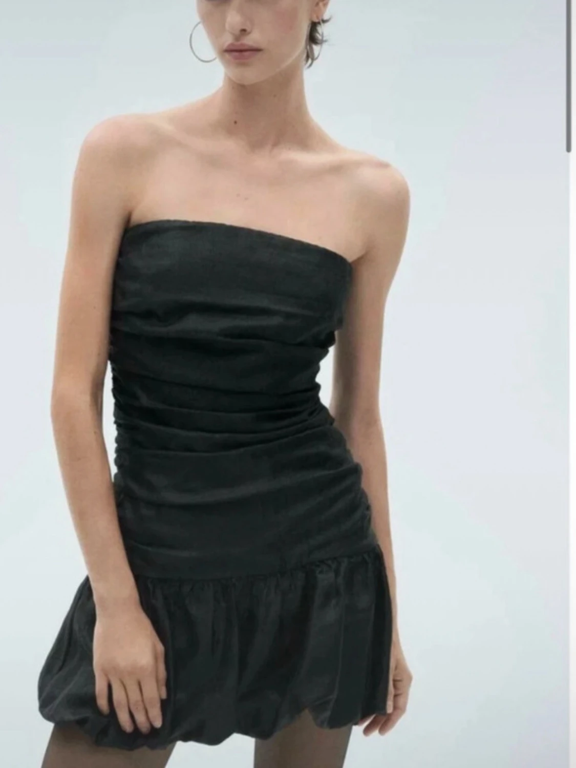 Svart axelbandslös kort klänning