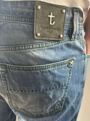 Exklusiva Tramarossa Leonardo W36 | Unik Camo färg inuti | Mycket bra skick - Sartoria Tramarossa Leonardo! 🇮🇹 Ljusblå premiumdenim med unik camofoder och gröna sömmar. 🧵 Modell: Leonardo (Slim fit) 📏 Storlek: W36 📐 Mått: A:47, B:86, C:112 cm 🧩 Material: 98% Bomull, 2% Elastan ✅ Skick: 8,5/10 (Väldigt bra skick) ✨ Detaljer: Signatur-t i metall knappar, lyxig camo-insida & Made in Veneto. 💰 Nypris: Ca 4 500 kr 🧍‍♂️ Passar ca 188–193 cm (snygga att vika upp!). Killen på bilden är 189 cm. Skriv vid önskan om fler bilder!  ‼️ Skickas samma dag eller dagen efter betalning ‼️ 