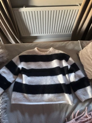 Slutsåld mohair tröja  - Stickad mohair tröja från hm. Jättebra skick. Helt slutsåld 