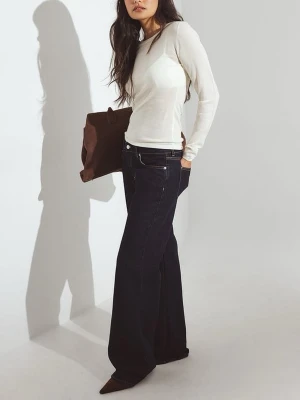 nakd lågmidjade jeans - NAKD low waist jeans i storlek 34. Använda men i väldigt bra skick. Avklippta längst ned, innerbenslängd är ca 78cm. 