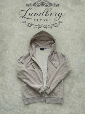 Beige lexington ziphoodie - Säljer en beige ziphoodie från lexington. Den är köpt från kids brand store och är i mycket bra skick. Nypris:1200kr Hör av er vid frågor!😁✅