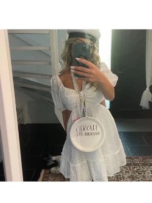 FINASTE studentklänningen 🤍 - Den här klänningen är en vacker och elegant design i en klassisk stil. Den har en figursydd silhuett som  framhäver midjan. Klänningen är perfekt för tillfällen som student dagen. Använd en gång. Skriv för fler frågor och bilder 🤍Storlek Xs . Mina bilder.