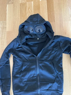 CP Company Hoodie - CP Company zip hoodies softshell   Finns 5 ca kvar inne i storlek M men skulle verkligen säga de sitter som S, helt nya, reps ofc