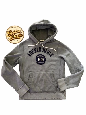 Abercrombie & Fitch hoodie  - Riktigt fet hoodie men skit nice slitningar runt om tröjan, storlek m och riktigt bra skick 💫