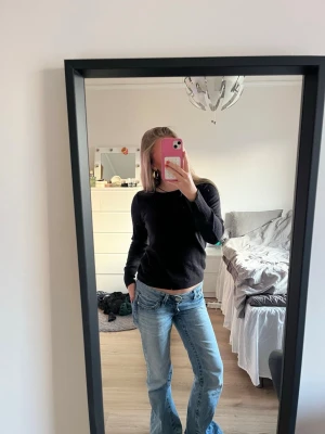Svart långärmad tröja - Svart långärmad tröja som inte kommer till användning längre. Jättemysig på sommarkvällar och perfekt för en Basic outfit🩷 Org pris 199kr