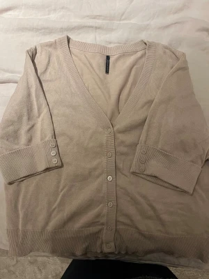 Söt kofta - Säljer denna super söta koftan som inte kommer till användning längre. Storleken är M men skulle säga att den passar mig väldigt bra som har S vanligtvis. Skicket är väldigt bra och om du har några frågor är det bara att skriva till mig!💗💗