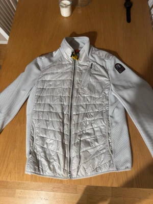 Parajumper jacka  - Köptes för ca 4 år sen använd 2 sommrar efter den köptes sedan har den bara legat i garderoben. Enda negativa med dens skick är inner fickan men det går att sy för att den ska se ny ut. Köptes ny och den kostade runt 4,5tkr.