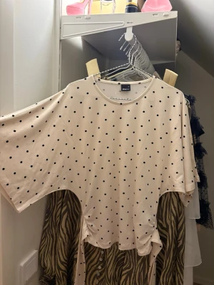Polka dot print topp - Ljusbeige  topp från Ginatricot med polka dot print Toppen har rund halsringning, korta vida ärmar  och en knytning som man kan knyta både back o fram och är gjord i mjuk bomull. Perfekt för en avslappnad och trendig look.🩷🩷🩷 Den är helt ny aldrig använt🙌🙌🙌🙌