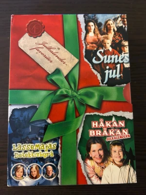 Julkalender favoriter dvd - Julkalenderfavoriter med tre klassiska julkalendrar: Sune's Jul, Håkan Bråkan Julkalendern och Lassemajas Detektivbyrå. Varje julkalender är förpackad i en egen DVD-box. Sune's Jul är från 1991, Håkan Bråkan Julkalendern från 2003 och Lassemajas Detektivbyrå från 2006.  Alla finns på språk: Svenska    OBS!! skivorna är begagnade så det kan förekomma repor/hairlines på skivorna, men då jag kollar igenom alla filmer jag säljer garanterar jag att alla funkar felfritt om inget annat står! :)