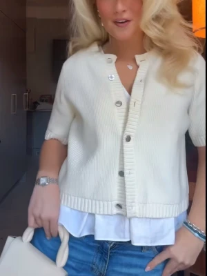  kofta från Zara - Jätte fin kofta från Zara, i storlek S men passar även mig som har XS. Och liknar koftan på första bilden(  första bilden är lånad.) 