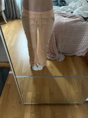 Beiga Juicy Couture byxor - Snygga beiga Juicy mjukisbyxor med raka ben. De har alla silver detaljer intakt och är knappast använda. Kom gärna med prisförslag och frågor