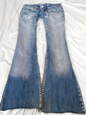 Superlågmidjade vintage bootcut jeans  - Sååå sjukt snygga vintage bootcut jeans! 💓😩😩🙏🏼säljer eftersom de inte passar därför har jag ingen bild på! 💓  Innebenslängd: 79 cm Midjemått: 38 cm