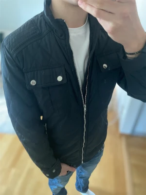 Marinblå quiltad jacka  - Skick 9/10 skriv vid frågor eller funderingar! Passar M/S