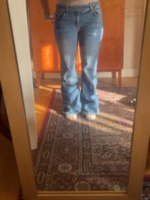 Blå bootcut jeans med låg midja💕 - Säljer ett par blå bootcut jeans med låg midja💕Jeansen har en snygg tvätt och lätt utsvängda ben. 