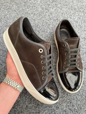 Lanvin uk9 mörkbrun - Säljer dessa sjukt feta lanvins! Perfekta för sommaren! Size uk9 som motsvarar 43-44 innersulan är 29cm. Skick 9/10 inga skador eller defekter! Nypris 5000kr. Hör av dig vid intresse 📦🤩