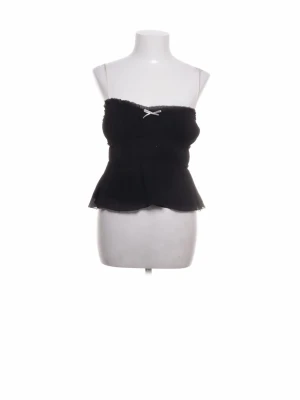 Svart topp med rosett  - Söt svart topp  med liten vit rosett framtill och volangkant nedtill. Köpte på Sellpy för 180kr  men den passade inte mig så Sellpy lappen sitter kvar❣️❣️