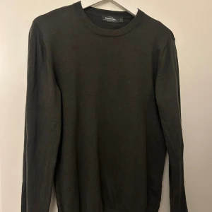 Grön tröja från Dressmann - En stilren grön tröja från Dressmann. Ej använd