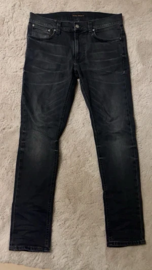 Svarta slim fit jeans från Nudie Jeans - Säljer ett par svarta slim fit jeans från Nudie Jeans. Skick 9/10 Storlek: w30