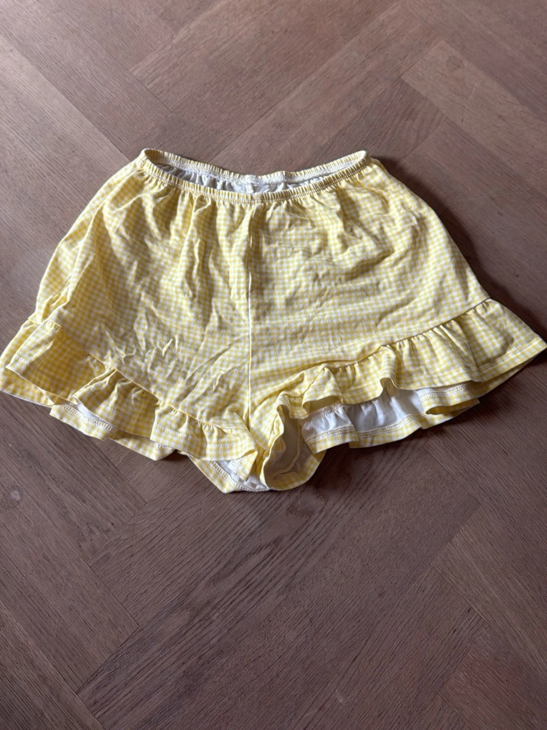 Gula rutiga pyjamasshorts med volang