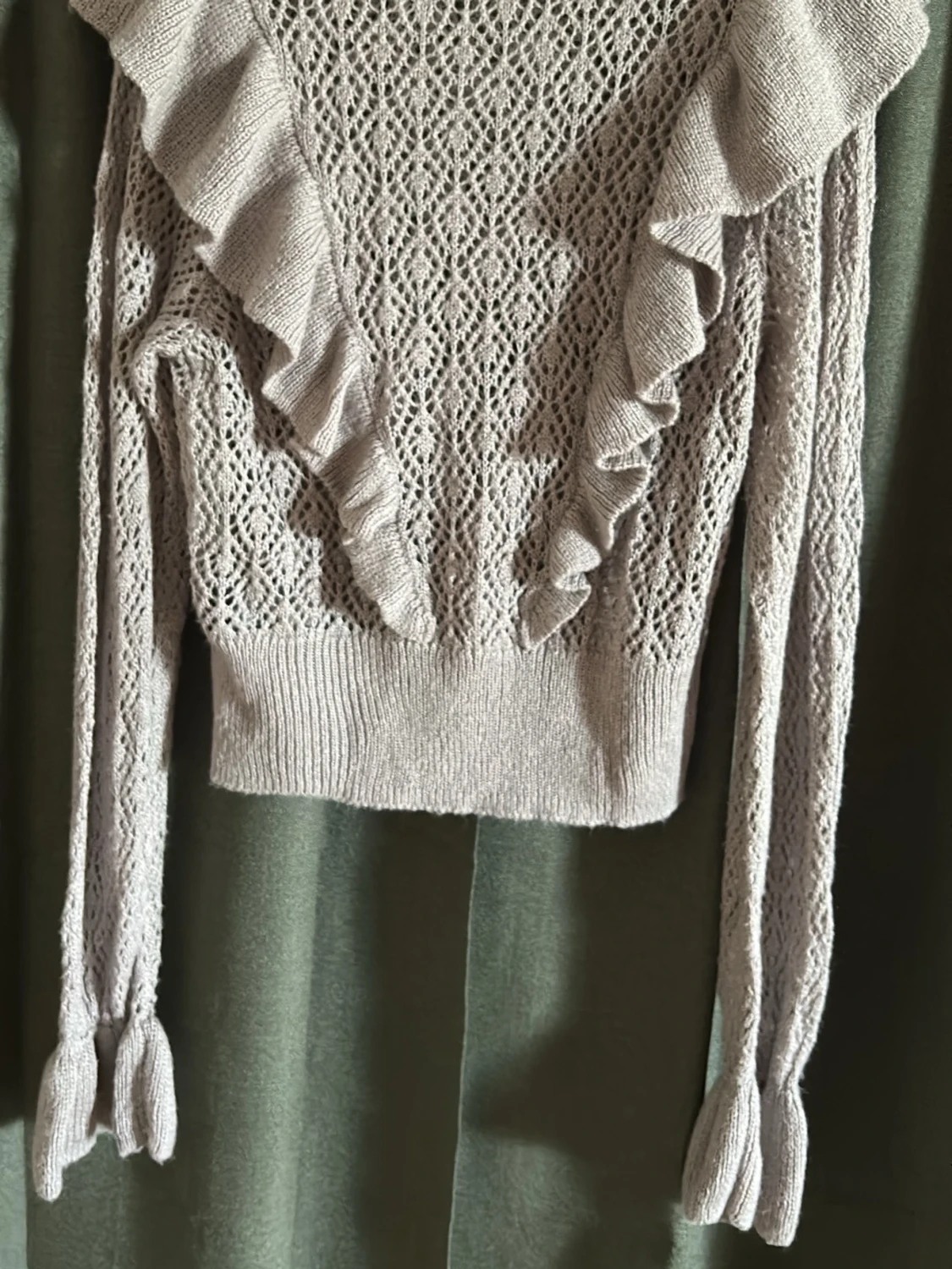 Beige stickad tröja med volang - 1