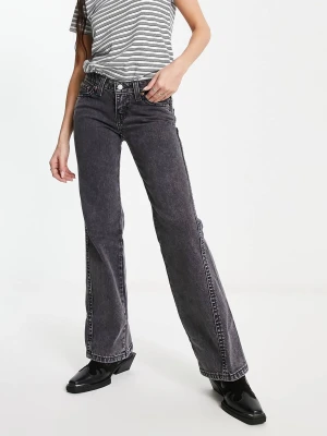 levi’s grå svarta jeans  - grå svarta levi’s noughties bootcut jeans. använd fåtal gånger och i fint skick. storlek  W28 L32. skriv vid intresse eller frågor💕 nypris 1419kr 