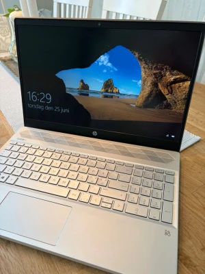 HP Pavilion 15 - Ryzen 5, SSD 256 GB - Säljer min HP Pavilion 15-cw0xxx. Fungerar bra. Perfekt för studier, surf, streaming och vardagligt användande. Återställd för ny användare. Skriv vid eventuella funderingar! :)  Specifikationer: *   AMD Ryzen 5 2500U processor *   256 GB SSD *   AMD Radeon Vega 8 Graphics *   Windows 10 Home (64-bit) *   15,6-tums skärm *   Original laddare medföljer