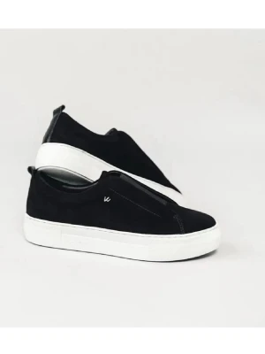 Svarta slip-on sneakers Woden - Stilrena svarta slip-on sneakers från Woden med ovandel i mocka och vit tjock sula. Diskret W-logga på sidan och dragflik bak. Skorna har en clean look utan snörning och passar perfekt till streetwear eller casual outfits.