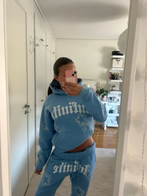 Matchande set - Ett super fint nästan helt oanvänt ljusblått mjukis sätt. Mjukis byxor och hoodie. Kan användas av både kille eller tjej. Stjärnor på med stort tryck. Köptes för 600kr. Priset går stt diskutera.