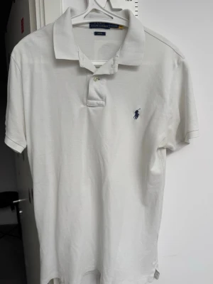 Piké från ralph lauren - Fin piké tröja från polo ralph lauren. Okej skick, hål i båda armhålor. Givetvis äkta